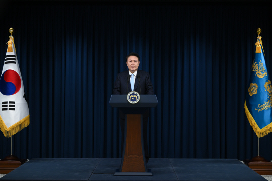 윤석열 대통령이 1일 서울 용산 대통령실 청사에서 의료개혁 관련 '국민께 드리는 말씀'을 하고 있다.  연합뉴스